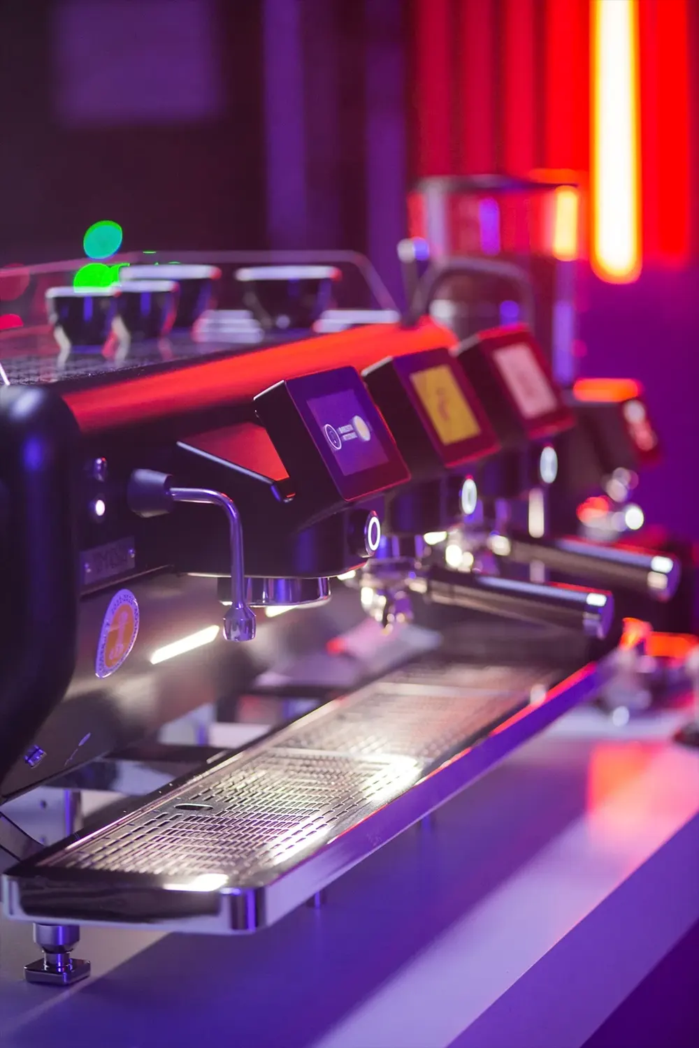 Barista naparuje mlieko na kávovare Barista Attitude Tempesta Gara