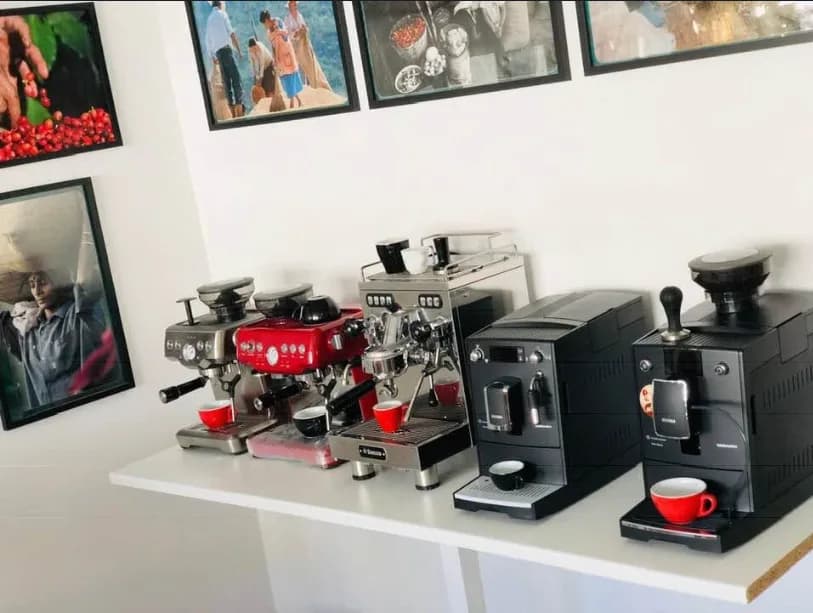 Kávovary v showroome Cipolla Caffé — páky aj plnoautomaty