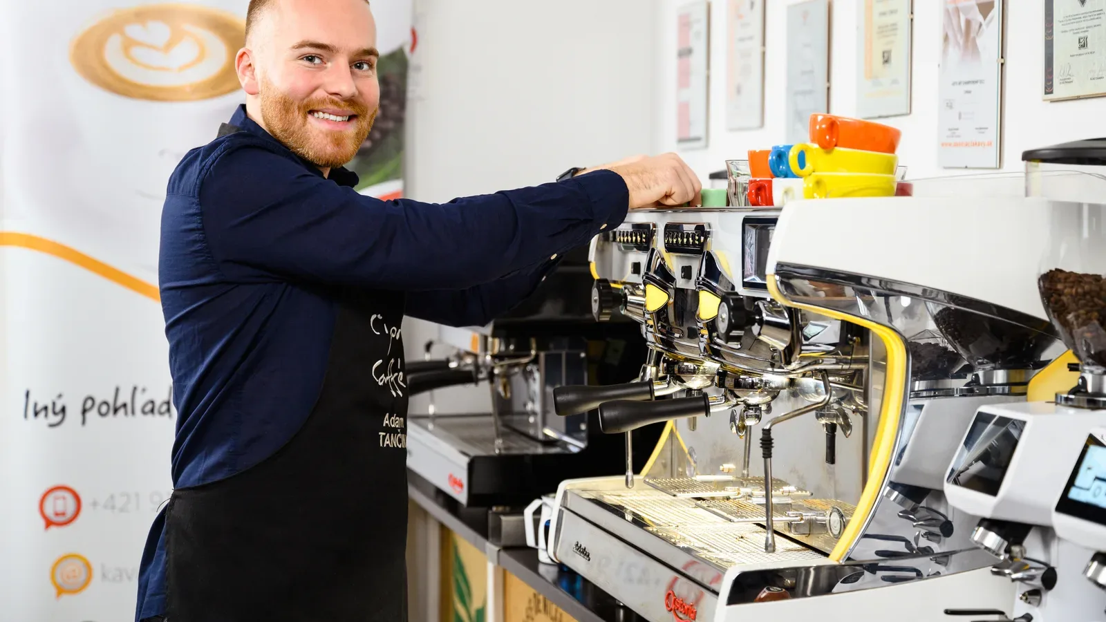 Barista Cipolla Caffé pripravuje espresso na profesionálnom pákovom kávovare