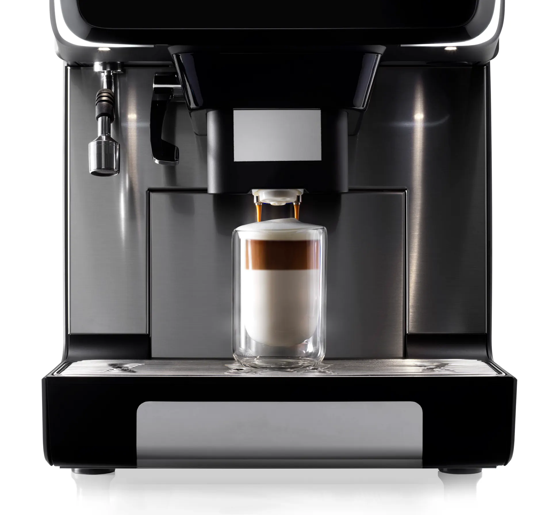 Profesionálny automatický kávovar Gaggia G 700 pripravuje cappuccino do šálky s logom Gaggia