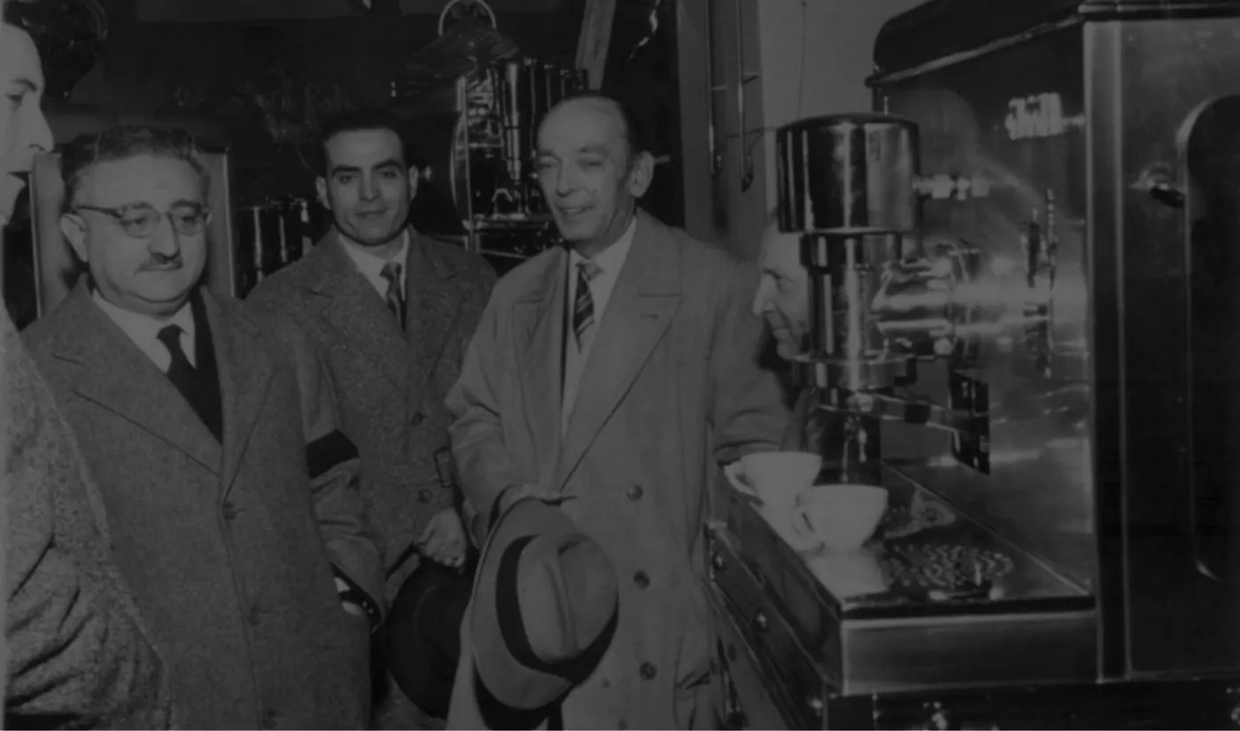Achille Gaggia so spolupracovníkmi pri jednom z prvých pákových kávovarov, Miláno