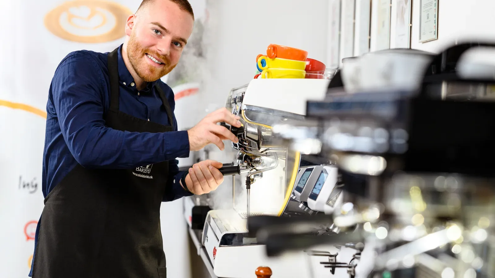 Barista pri profesionálnom pákovom kávovare v Škole baristu Cipolla Caffé