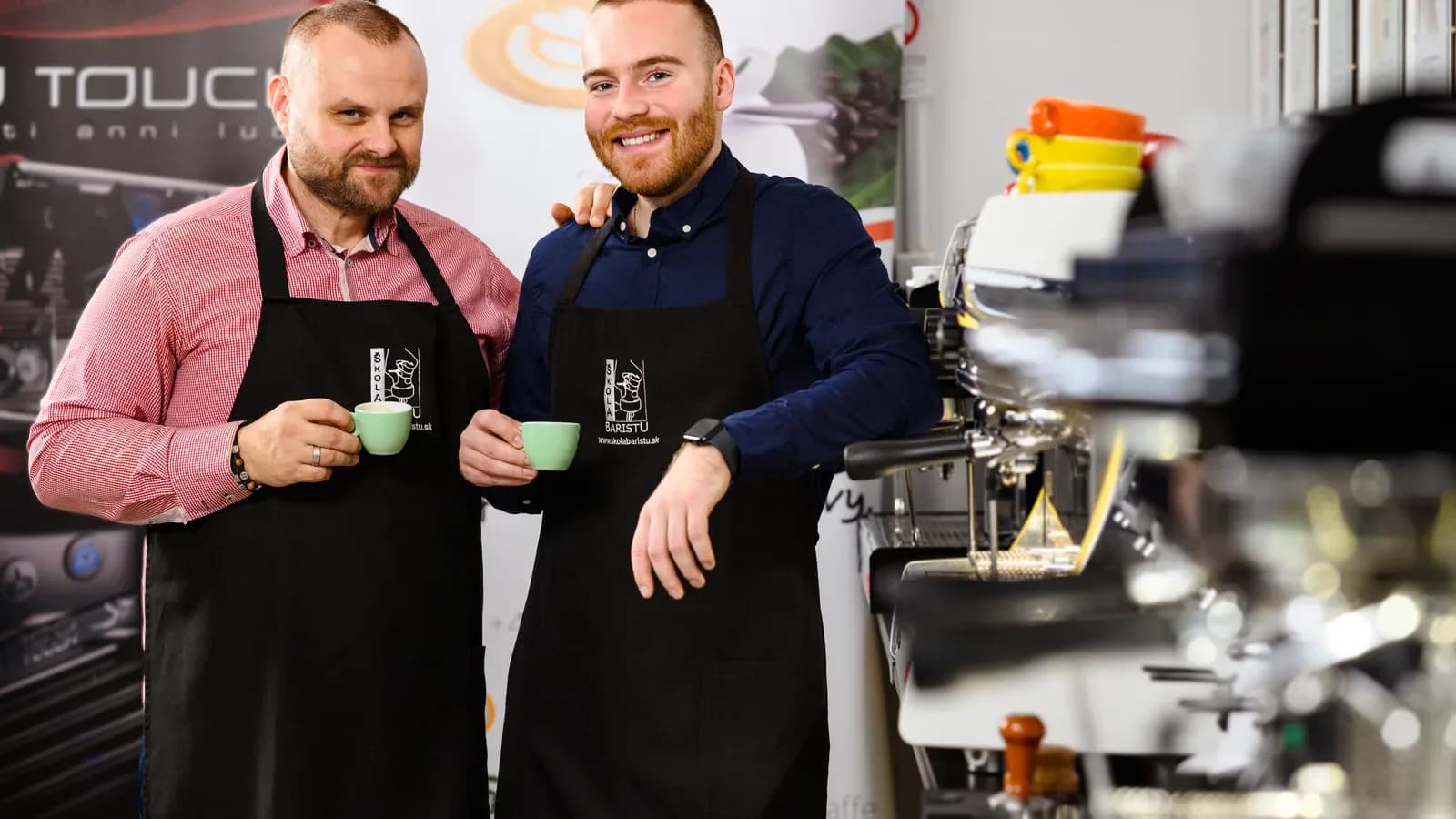 Baristi Cipolla Caffé s farebnými šálkami espressa