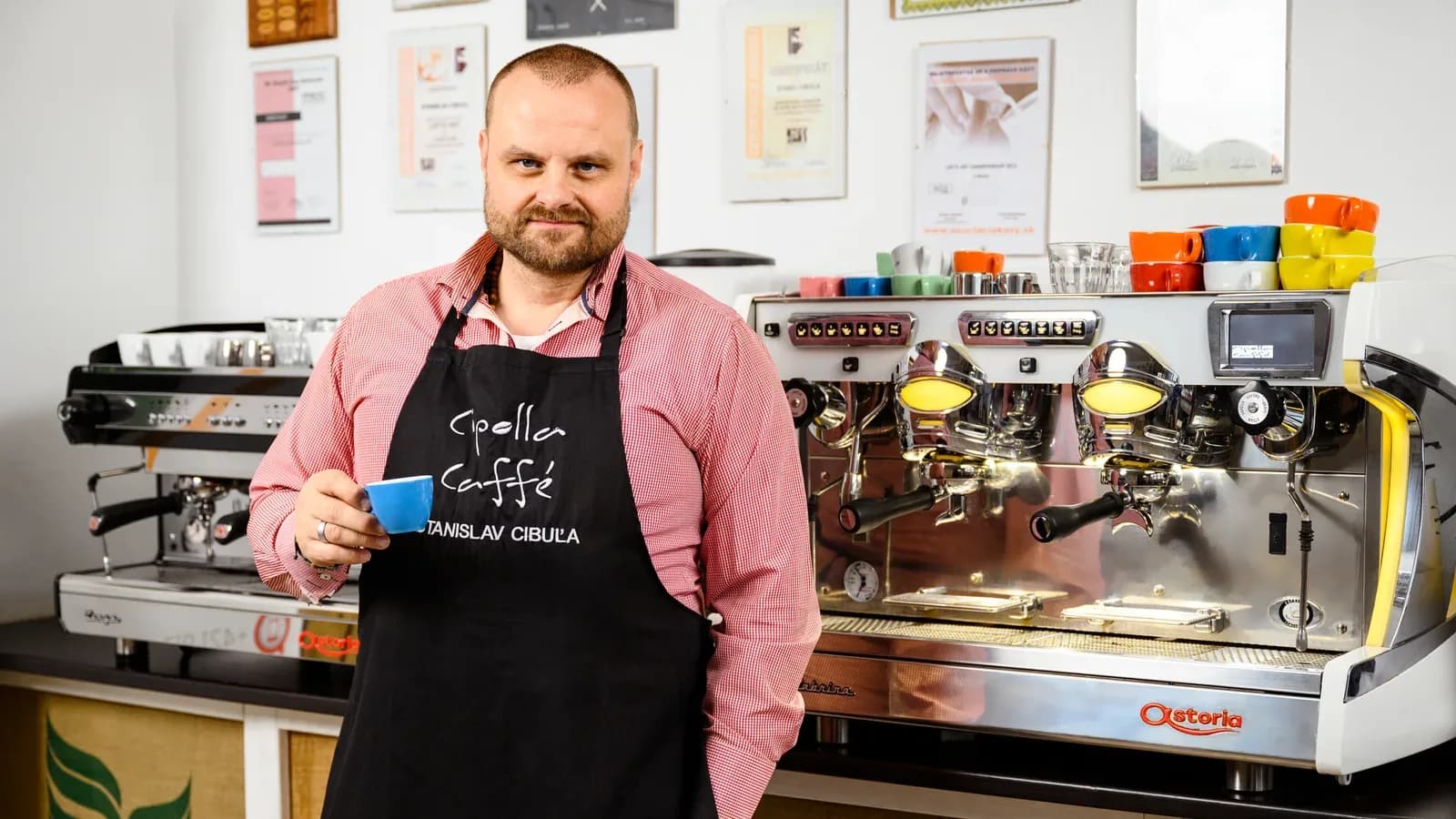 Stanislav Cibuľa s espressom v pražiarni Cipolla Caffé