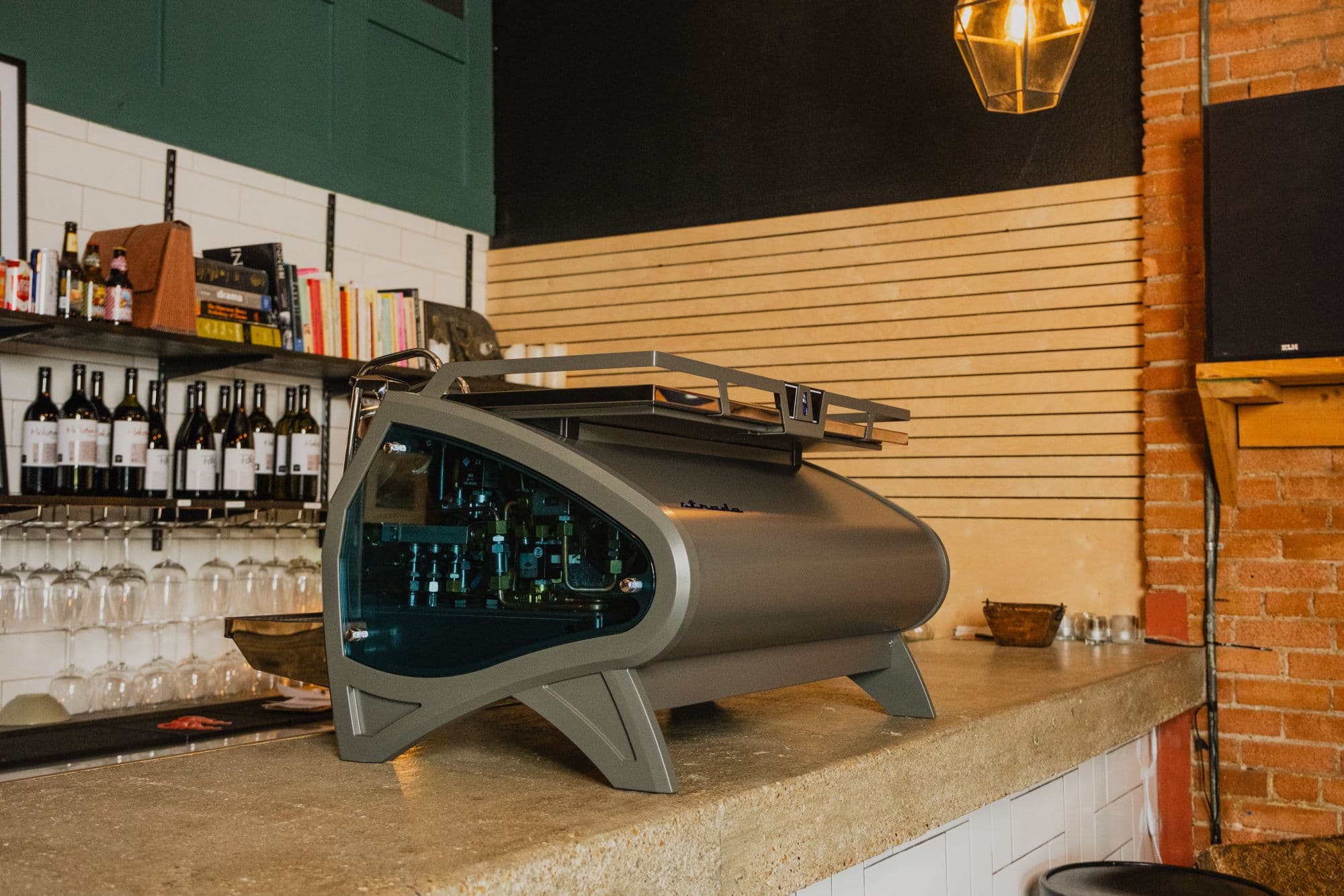 Kávovar La Marzocco Strada X za barom kaviarne